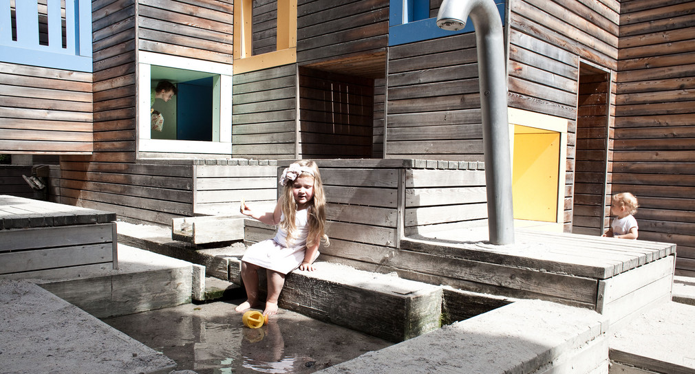 Kinder Auf Spielplatz