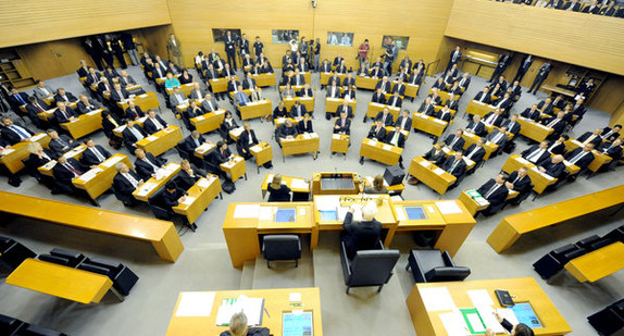 Die Abgeordneten des neuen Landtags von Baden-Württemberg sitzen am Mittwoch (11.05.2011) im Plenum Landtag in Stuttgart bei der konstituierenden Sitzung des Landtags. (Foto: dpa)
