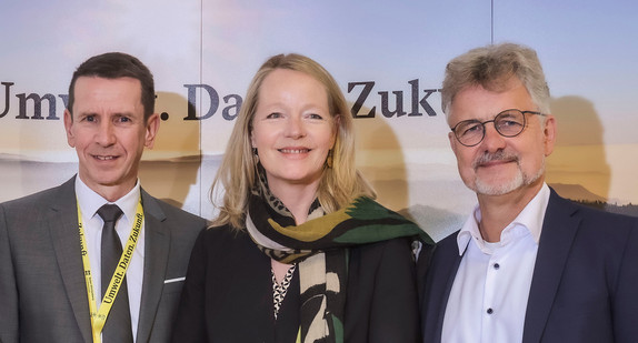 Foto zeigt von links nach rechts: Dr. Ulrich Maurer, Präsident der Landesanstalt für Umwelt Baden-Württemberg (LUBW), Thekla Walker MdL, Ministerin für Umwelt, Klima und Energiewirtschaft des Landes Baden-Württemberg, Dr. Frank Mentrup, Oberbürgermeister der Stadt Karlsruhe.