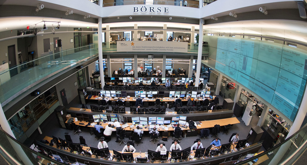 Börsenhändler sitzen in der Börse Stuttgart vor Monitoren.
