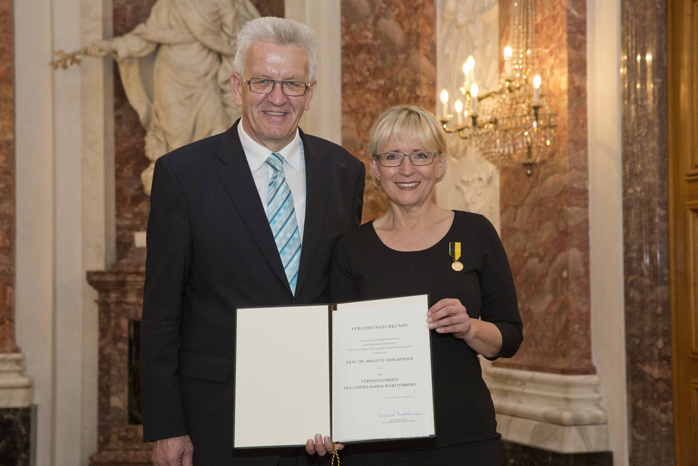 Ministerpräsident Winfried Kretschmann (l.) und Dr. Brigitte Dahlbender (r.)