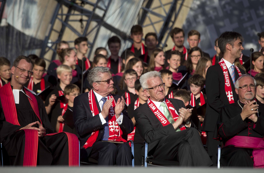 Ministerpräsident Winfried Kretschmann (2.v.r.) und Bundespräsident Joachim Gauck (2.v.l.) 