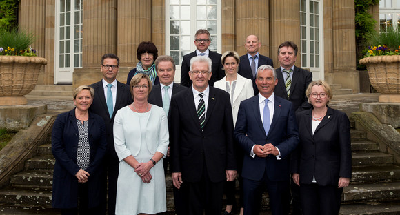 Ministerpräsident Winfried Kretschmann mit seinen Ministerinnen und Ministern auf der Treppe zum Park der Villa Reitzenstein.