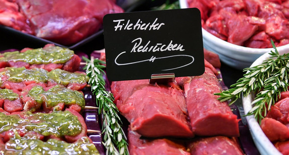 Frisches Fleisch, darunter Rehkeule, Rehrücken und Wildschweingulasch liegen in der Auslage einer Metzgerei.