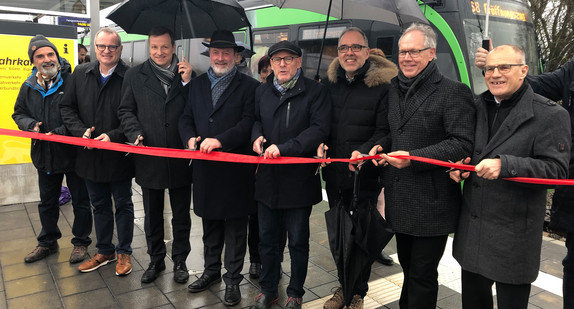 Verkehrsminister Hermann weiht neue Haltestellen in Dornstetten und Eutingen ein. (Bild: Verkehrsministerium Baden-Württemberg)