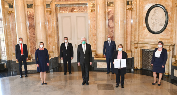 v.l.n.r.: Martin Lenz, Vizepräsident Landessportverband Baden-Württemberg, Finanzministerin Edith Sitzmann, Andreas Felchle, Vizepräsident Landessportverband Baden-Württemberg, Ministerpräsident Winfried Kretschmann, Gundolf Fleischer, Vizepräsident Landessportverband Baden-Württemberg, Sportministerin Dr. Susanne Eisenmann und Elvira Menzer-Haasis, Präsidentin Landessportverband Baden-Württemberg