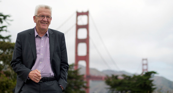 Ministerpräsident Winfried Kretschmann vor der Golden Gate Bridge in San Fransisco, Kalifornien (Bild: © dpa).
