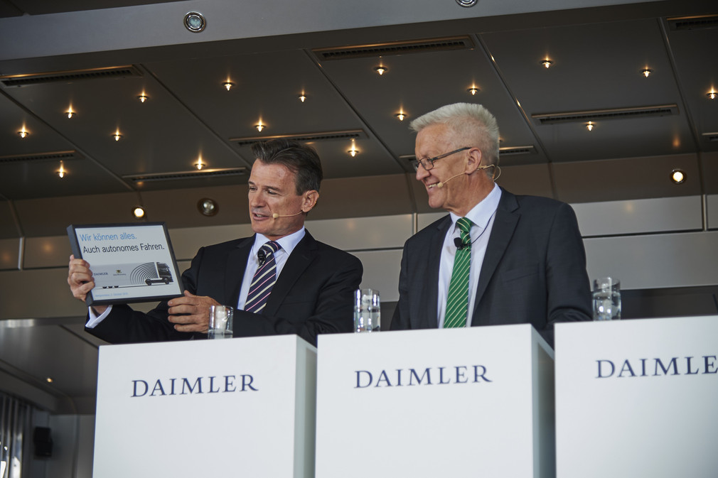 Ministerpräsident Winfried Kretschmann (r.) und Daimler-Vorstand Dr. Wolfgang Bernhard (l.) (Foto: Daimler AG) Daimler AG