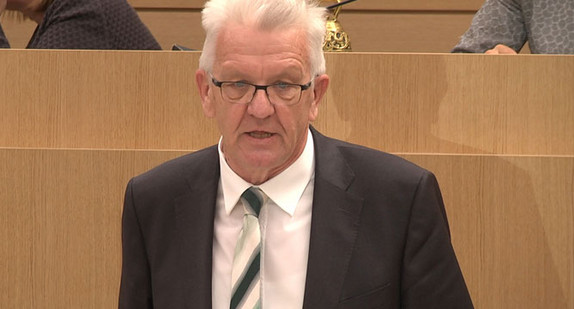 Ministerpräsident Winfried Kretschmann spricht im Landtag von Baden-Württemberg.
