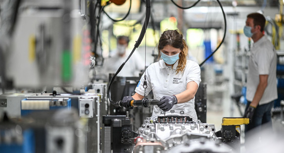 Eine Monteurin arbeitet im Werk zwei des Automobilzulieferers ZF Friedrichshafen an einem Getriebe für Lastwagen, das ZF Traxon heißt. (Bild: © picture alliance/Felix Kästle/dpa)