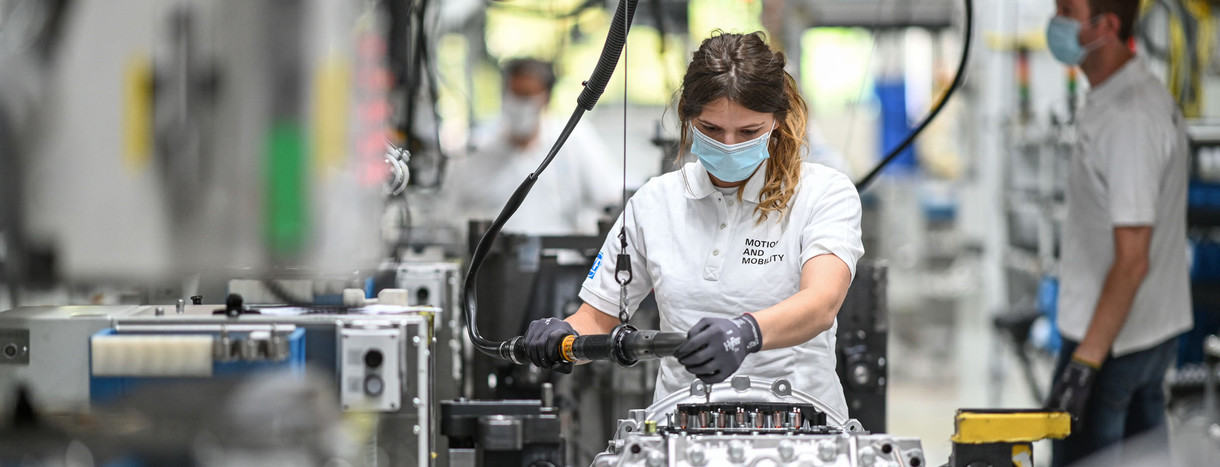 Eine Monteurin arbeitet im Werk zwei des Automobilzulieferers ZF Friedrichshafen an einem Getriebe für Lastwagen, das ZF Traxon heißt. (Bild: © picture alliance/Felix Kästle/dpa)