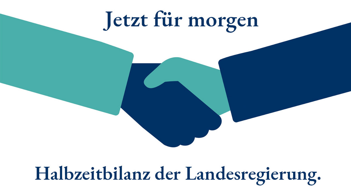 Ein stilisierter Handschlag, dazu der Schriftzug „Jetzt für morgen – Halbzeitblanz der Landesregierung.“