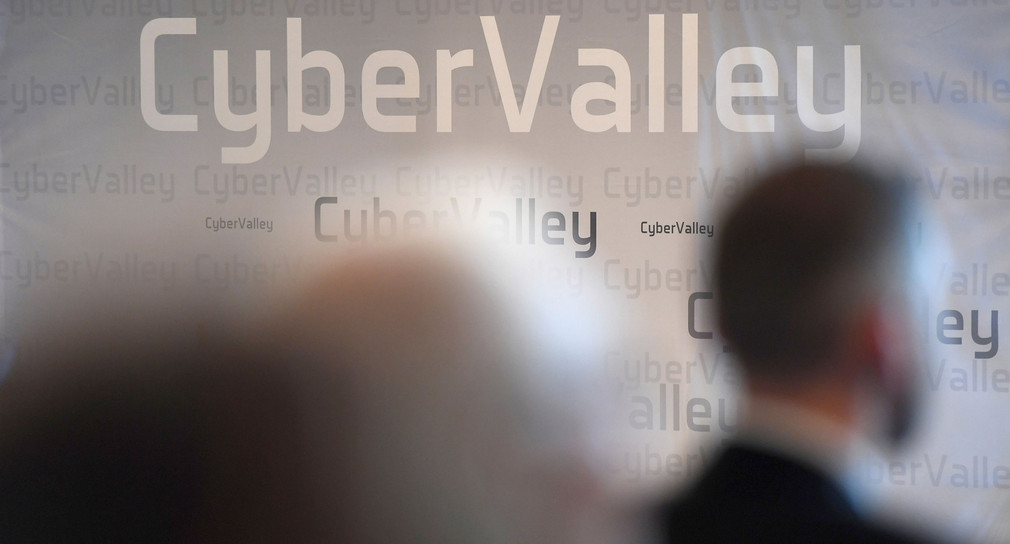 Besucher nehmen an der Auftaktveranstaltung der Forschungsoffensive Cyber Valley am 15. Dezember 2016 in Stuttgart (Baden-Württemberg) teil. (Foto: © dpa)