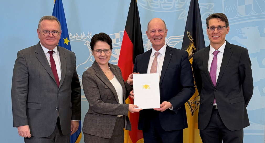 von links nach rechts: Amtschef des Ministeriums der Justiz und für Migration Elmar Steinbacher, Ministerin der Justiz und für Migration Marion Gentges, Präsident des Landgerichts Ravensburg Matthias Grewe, Präsident des Oberlandesgerichts Stuttgart Dr. Andreas Singer