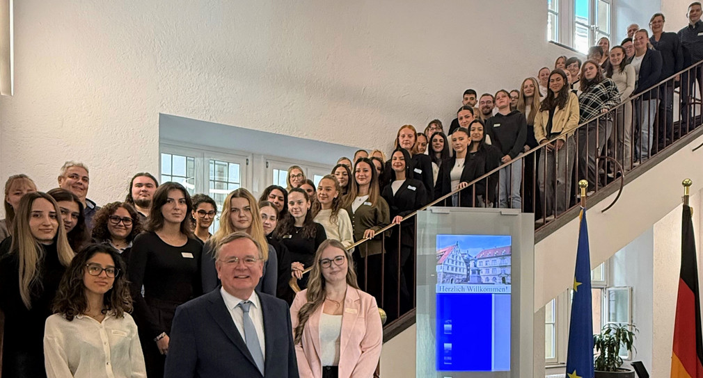 Amtschef des Ministeriums der Justiz und für Migration, Elmar Steinbacher, mit neuen Auszubildenden als Justizfachangestellte in der baden-württembergischen Justiz