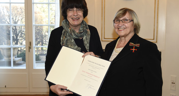 Staatsrätin Gisela Erler (l.) und Marga Elser (r.)