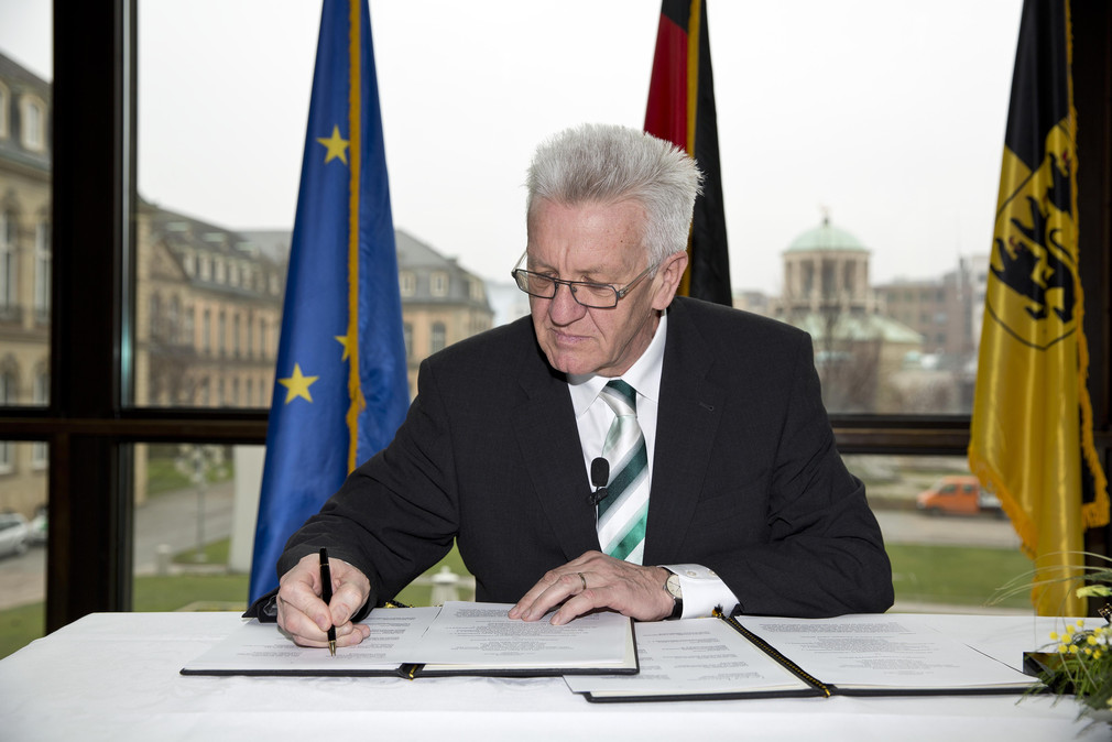 Ministerpräsident Winfried Kretschmann bei der Unterzeichnung der Vereinbarung "Zukunftsplan Jugend"