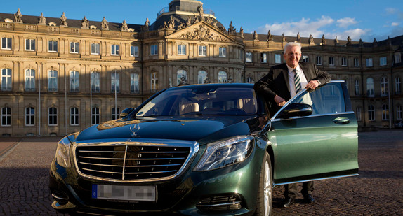 Ministerpräsident Winfried Kretschmann mit seinem neuen Dienstfahrzeug