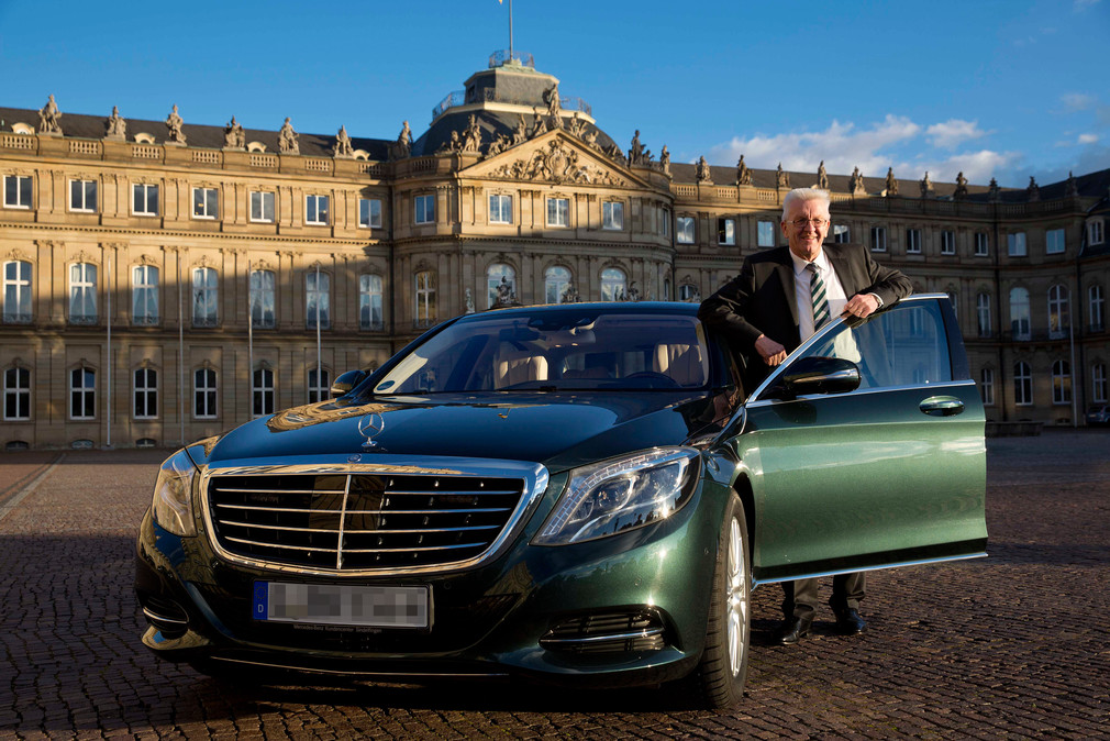 Ministerpräsident Winfried Kretschmann mit seinem neuen Dienstfahrzeug