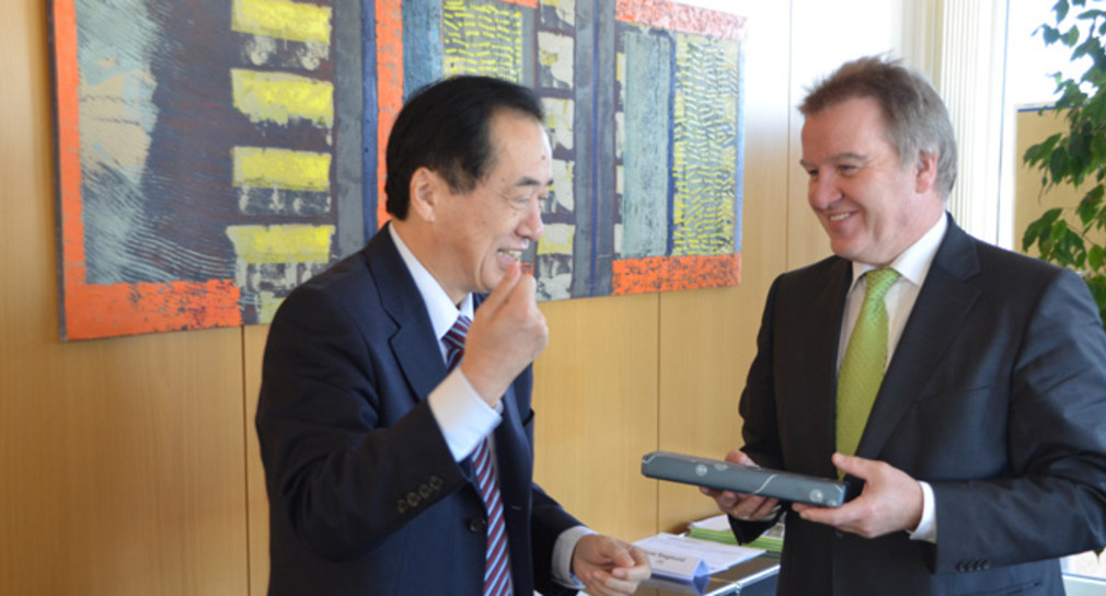 Japans Ex-Premier Naoto Kan (l.) und Umweltminister Franz Untersteller (r.)