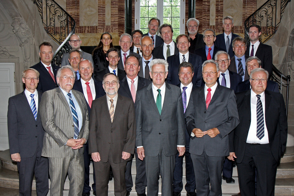 Ministerpräsident Winfried Kretschmann mit den Präsidenten und Hauptgeschäftsführern der Industie- und Handelskammern Baden-Württemberg im Neuen Schloss in Stuttgart