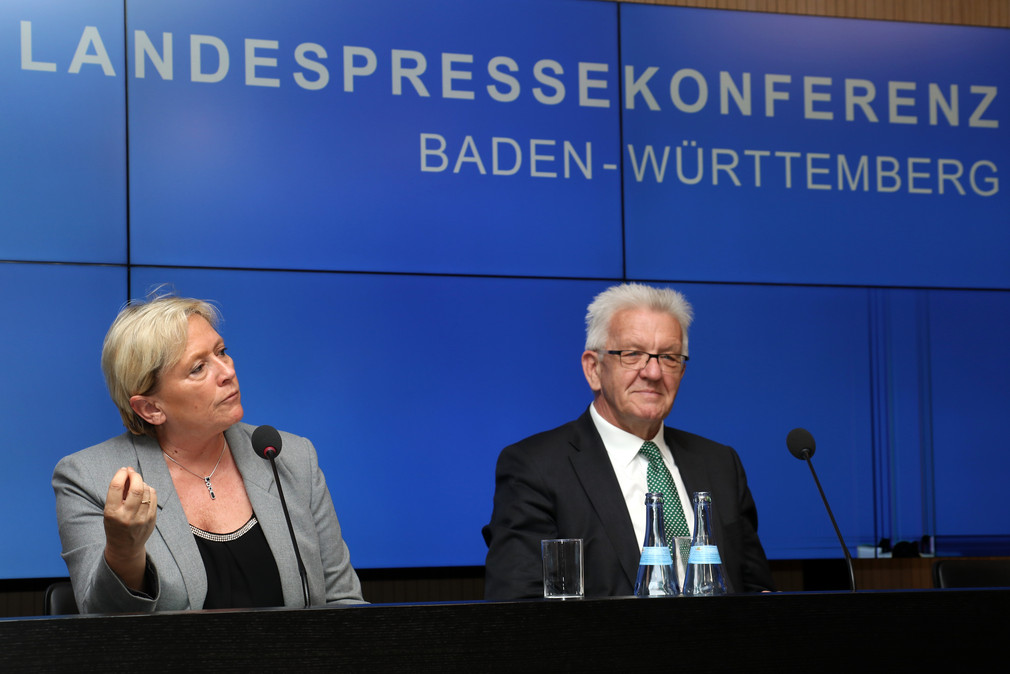 Ministerpräsident Winfried Kretschmann (r.) und Kultusministerin Susanne Eisenmann (l.)