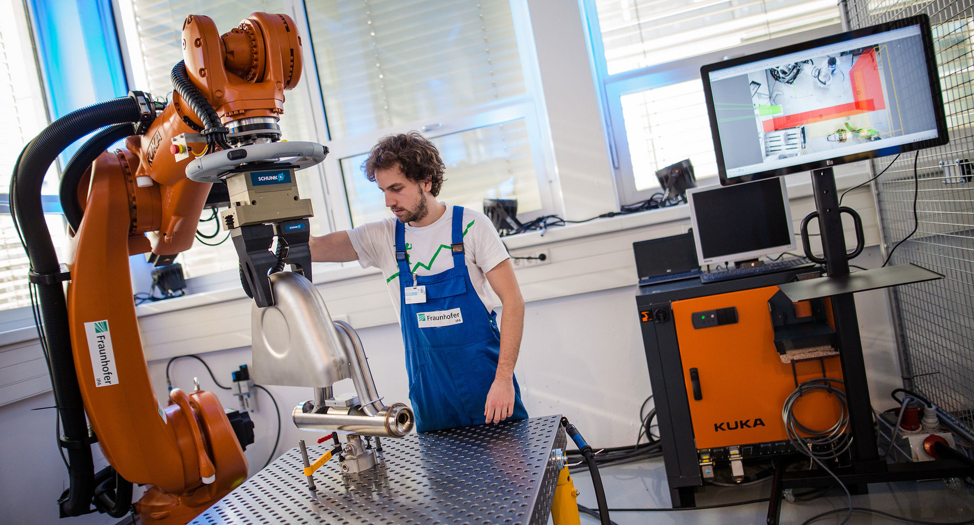 Ein Mitarbeiter des Fraunhofer Instituts, führt bei der Eröffnung des neuen &amp;quot;Future Work Lab&amp;quot; des Fraunhofer Instituts in Stuttgart einen Roboterarm. (Foto: dpa)