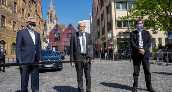Ministerpräsident Winfried Kretschmann (M.), der bayerische Ministerpräsident Markus Söder (r.) und Ulms Oberbürgermeister Gunter Czisch (l.) (Bild: Staatsministerium Baden-Württemberg)