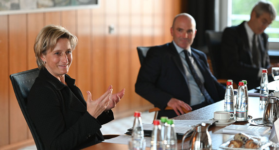 Wirtschaftsministerin Nicole Hoffmeister-Kraut (l.) im Gespräch mit dem britischen Generalkonsul Simon Kendall (r.) (Bild: Wirtschaftsministerin Baden-Württemberg)