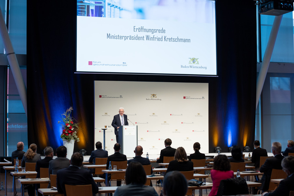 Ministerpräsident Winfried Kretschmann hält eine Rede auf der dritten Jahresveranstaltung des Forums Gesundheitsstandort Baden-Württemberg.