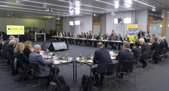 Blick in den Konferenzraum während des Top-Level-Meetings des Strategiedialogs Automobilwirtschaft BW