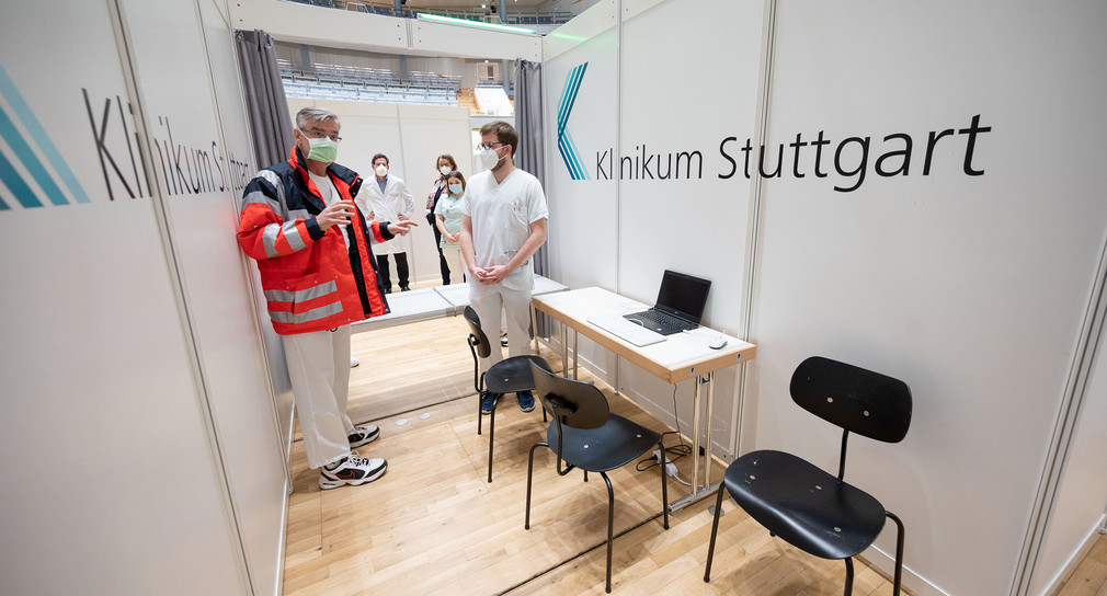 Markus Rose, Leiter des Zentralen Impfzentrum des Klinikum Stuttgart, steht im Impfzentrum in der Stuttgarter Liederhalle neben einem Medizinstudenten im praktischen Jahr.