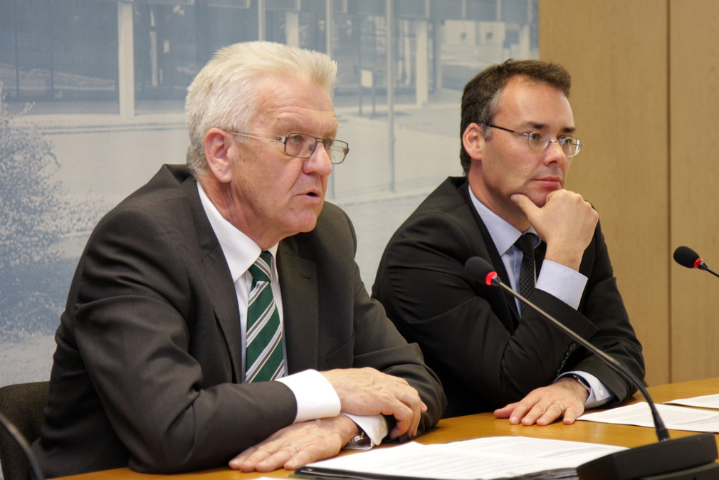 Ministerpräsident Winfried Kretschmann (l.) und Europaminister Peter Friedrich (r.)