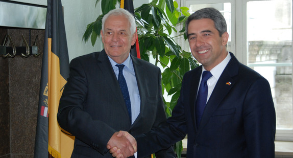 Justizminister Rainer Stickelberger (l.) begrüßt Bulgariens Staatspräsident Rossen Plevneliev (r.)