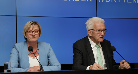 Ministerpräsident Winfried Kretschmann (r.) und Finanzministerin Edith Sitzmann (l.) bei der Regierungspressekonferenz (Bild: Staatsministerium Baden-Württemberg)
