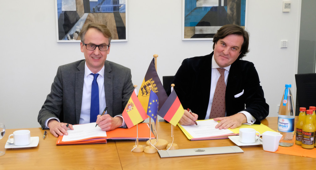 Ministerialdirektor Michael Föll und Felipe Santos, Direktor des Instituto Cervantes München, bei der DELE-Unterzeichnung. (Bild: Kultusministerium Baden-Württemberg)