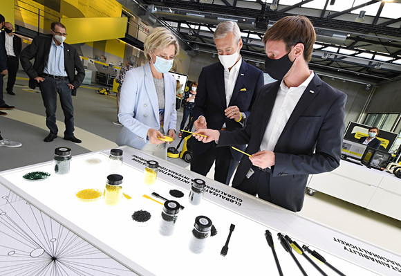 Termin bei der Firma Alfred Kärcher SE & Co. KG in Winnenden, im Rahmen der Sommerreise „Umweltschutz, CO²-neutrale Produktion und Recycling: Baden-Württembergs Wirtschaft auf dem Weg zur nachhaltigen Produktion“