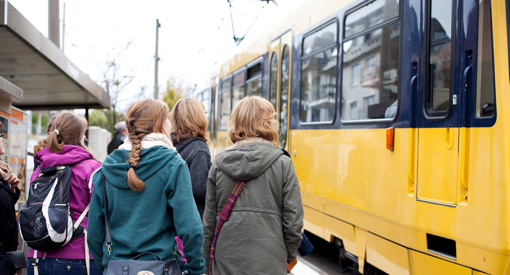 Schüler an Haltestelle