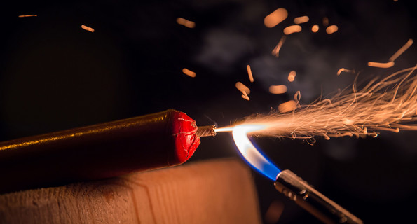 Ein Silvesterböller wird mit einem Feuerzeug gezündet. (Foto: © dpa)