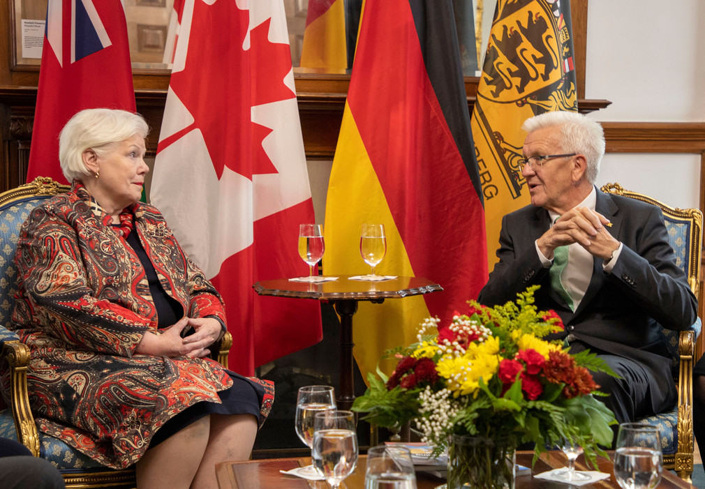 Ministerpräsident Winfried Kretschmann (r.) im Gespräch mit der Lieutenant Governor der Provinz Ontario, Elizabeth Dowdeswellam (l.) (Foto: Staatsministeium Baden-Württemberg) 