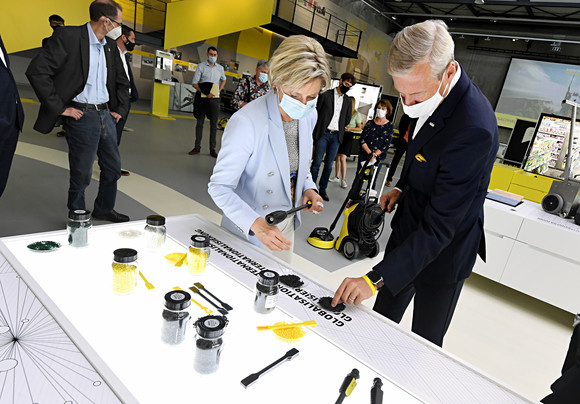 Termin bei der Firma Alfred Kärcher SE & Co. KG in Winnenden, im Rahmen der Sommerreise „Umweltschutz, CO²-neutrale Produktion und Recycling: Baden-Württembergs Wirtschaft auf dem Weg zur nachhaltigen Produktion“