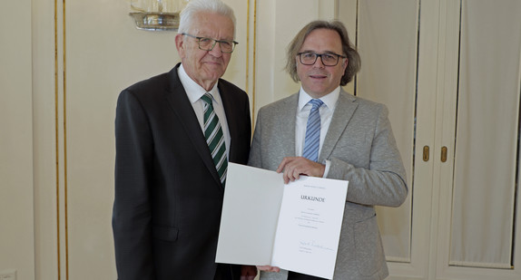 Ministerpräsident Winfried Kretschmann (links) und der neue Regierungspräsident des Regierungsbezirks Freiburg, Carsten Gabbert (rechts)