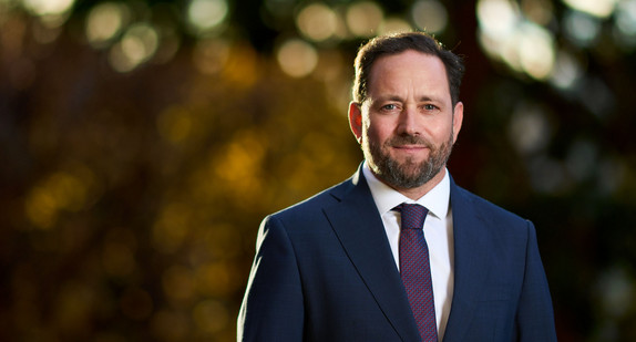 Porträtbild von Florian Haßler, Staatssekretär im Staatsministerium 