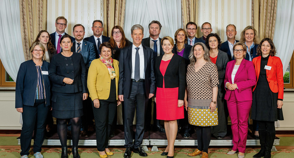 Gruppenbild der teilnehmenden Jugend- und Familienminister aller deutschen Bundesländer 