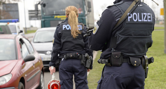 Zwei Polizisten bei einer Verkehrskontrolle (Foto: dpa)