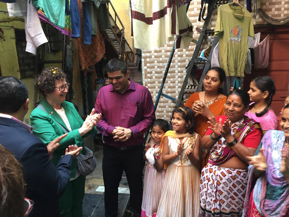 Delegationsreise Ministerpräsident Kretschmann besucht Indien Gerlinde Kretschmann besucht den Slum Dharavi in Mumbai