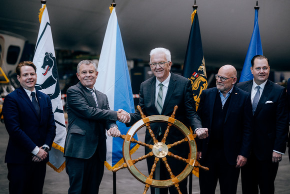 Symbolische Steuerradübergabe im Hangar