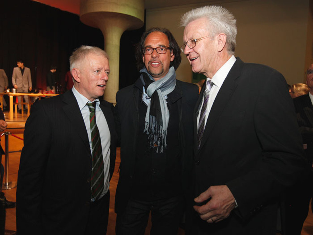 Ministerpräsident Winfried Kretschmann (r.) mit dem Kabarettisten Christoph Sonntag (m.) und dem Stuttgarter OB Fritz Kuhn (l.) auf dem Neujahrsempfang der Landesregierung am 19. Januar 2013.
