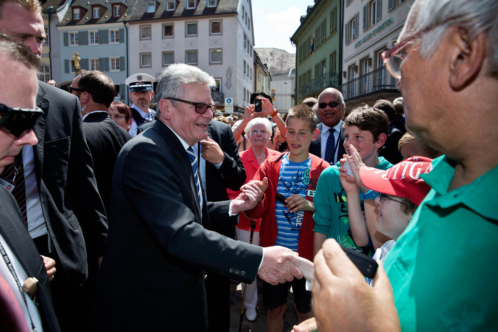 Bundespräsident Joachim Gauck (M.) mit Bürgern auf dem Freiburger Marktplatz