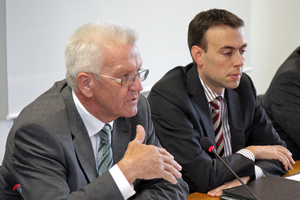 v.l.n.r.: Ministerpräsident Winfried Kretschmann und Finanz- und Wirtschaftsminister Nils Schmid